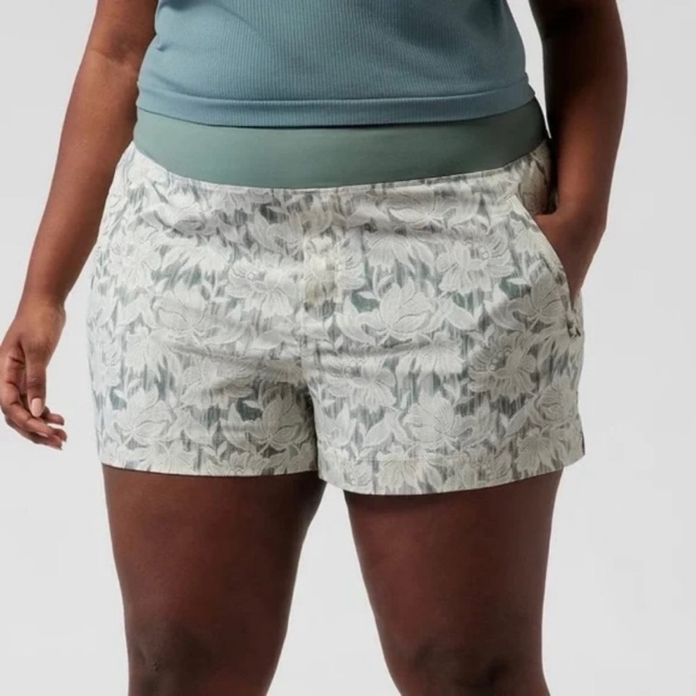 Athleta Trekkie North Short Ethereal Bloom Magnolia White Floral Boho Size 2 - Picture 4 of 15